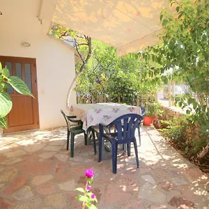 vila-agushi.albaniahotels.org/